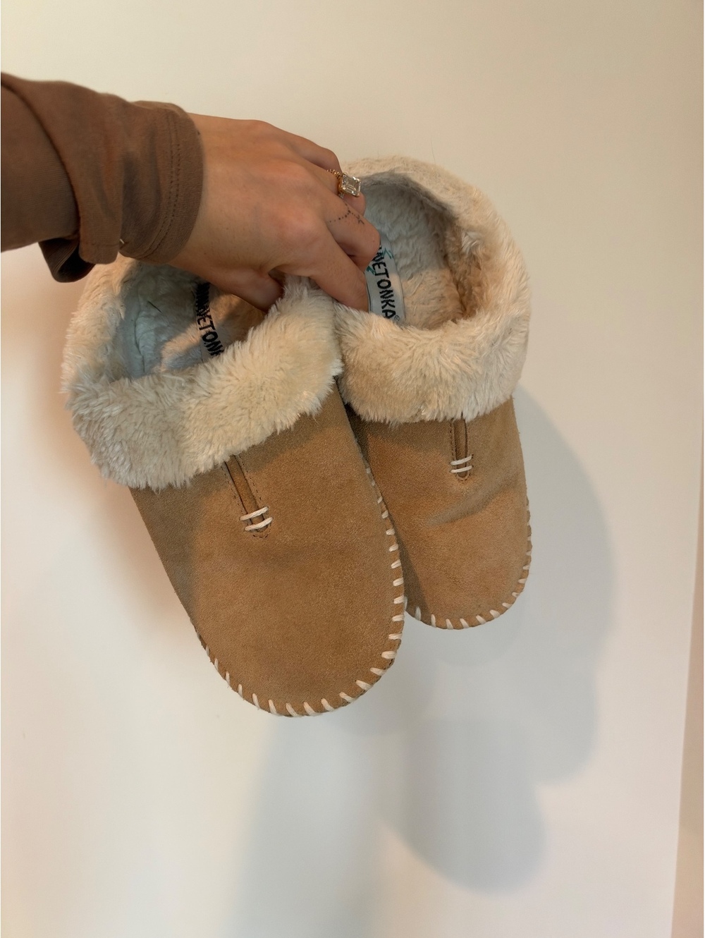 Minnetonka Women’s Chesney Tan Suede Faux Fur Lined Slippers Size 8